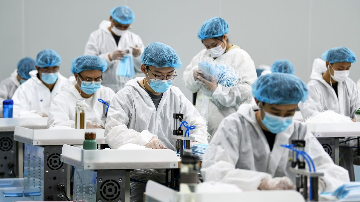 S tisícovkami nových továren na roušky v Číně přichází i podvodníci